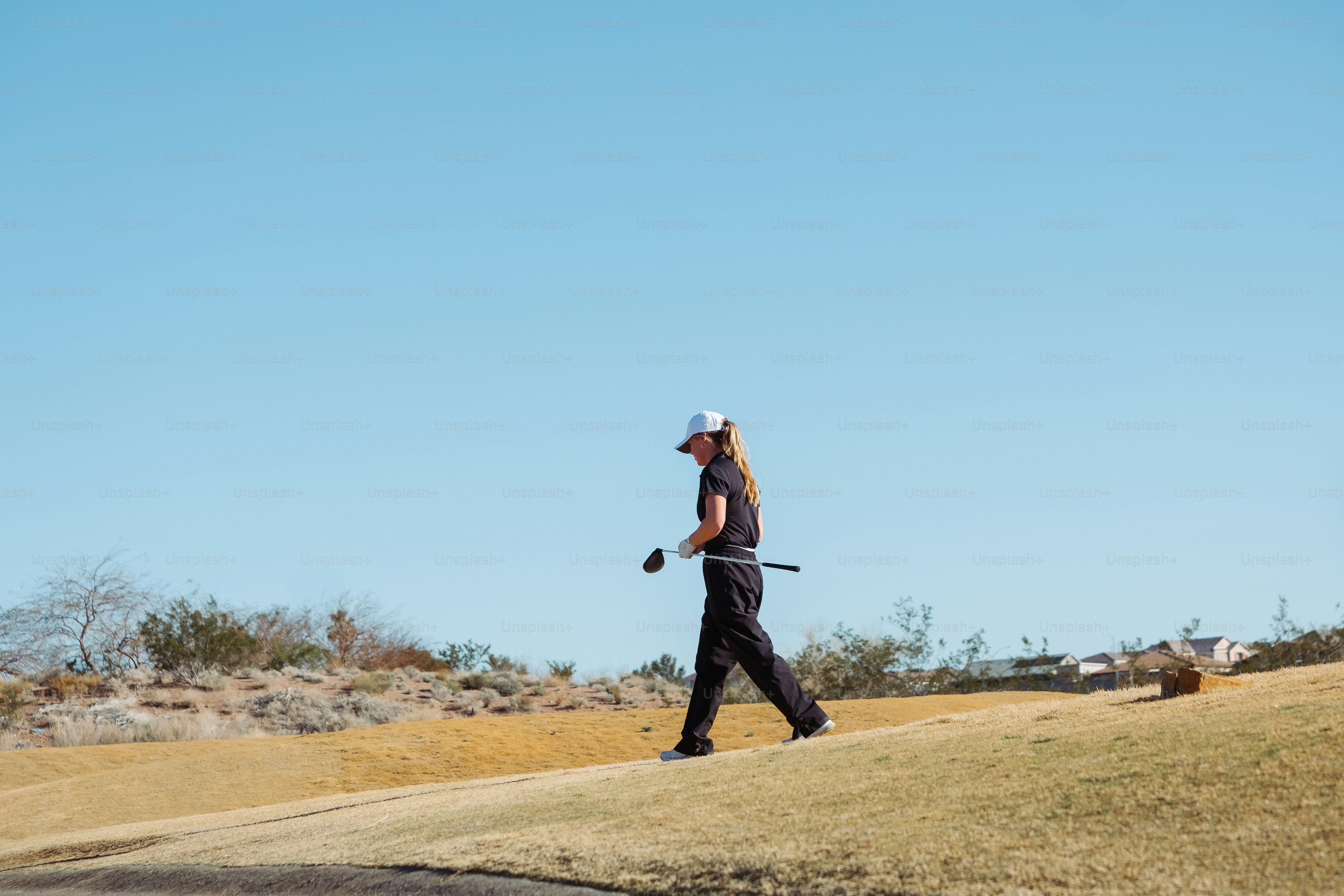 草原を横切って歩く女性