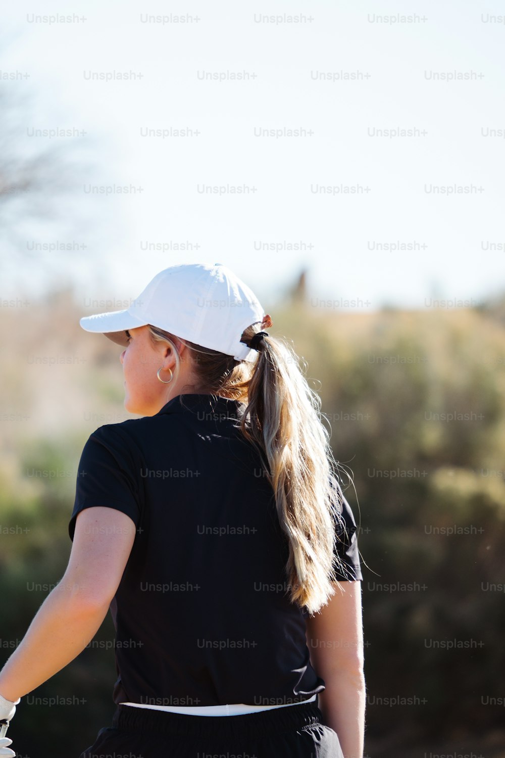 Eine Frau, die einen Tennisschläger auf einem Tennisplatz hält