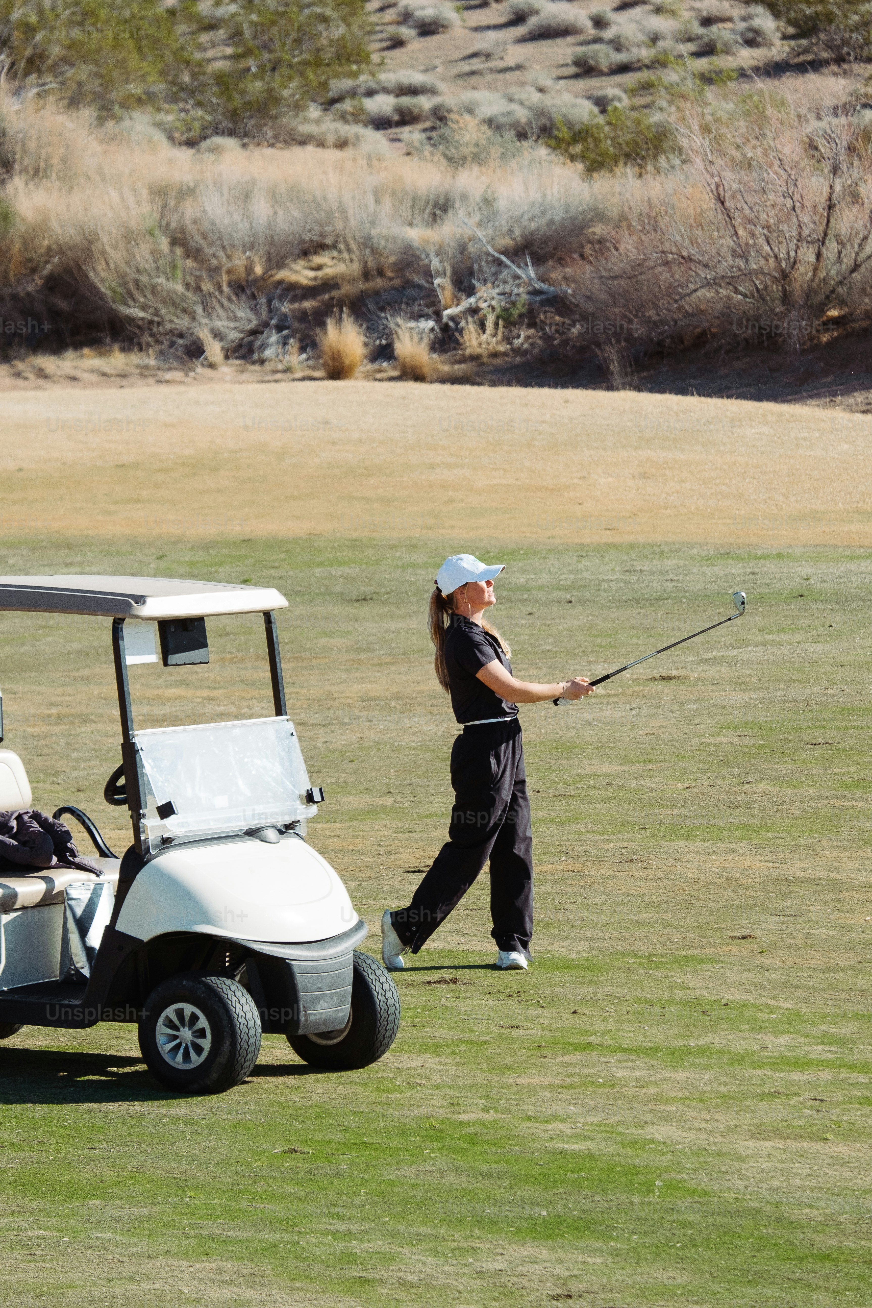 Une femme jouant au golf sur un terrain de golf