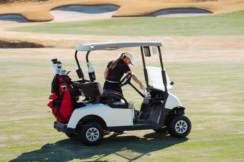 uma mulher em uma camisa preta e um carrinho de golfe branco