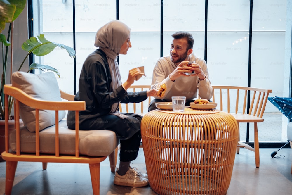 Un hombre y una mujer sentados en una mesa