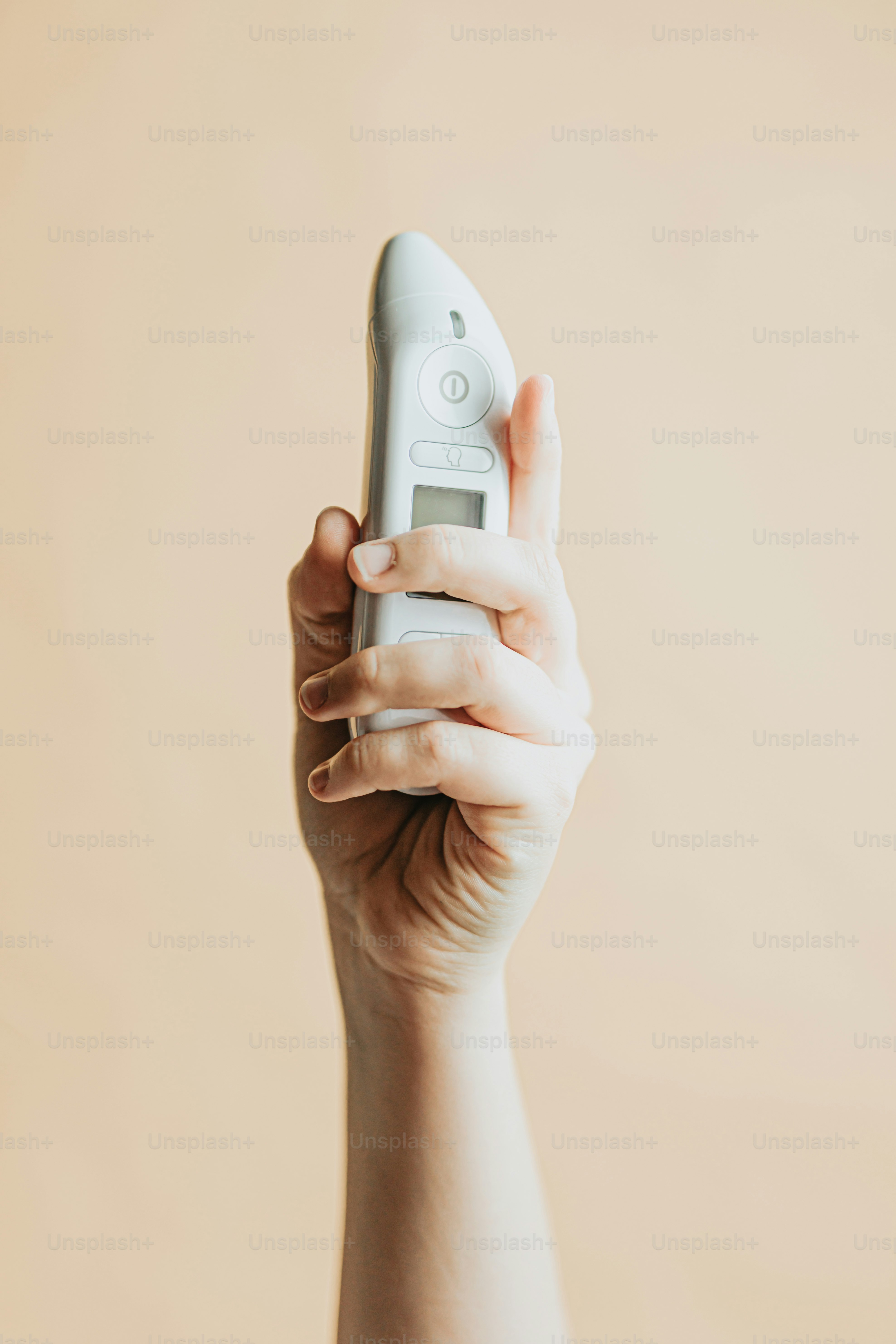 eine Person, die eine Fernbedienung in der Hand hält