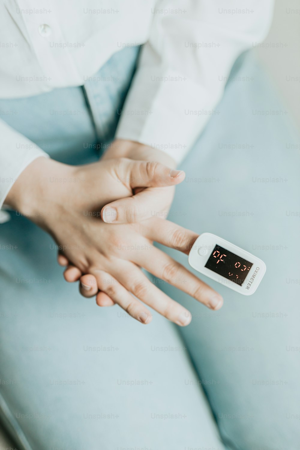 eine Person, die ein Thermometer in der Hand hält