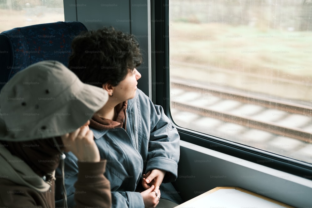 기차에서 나란히 앉아 있는 남자와 여자