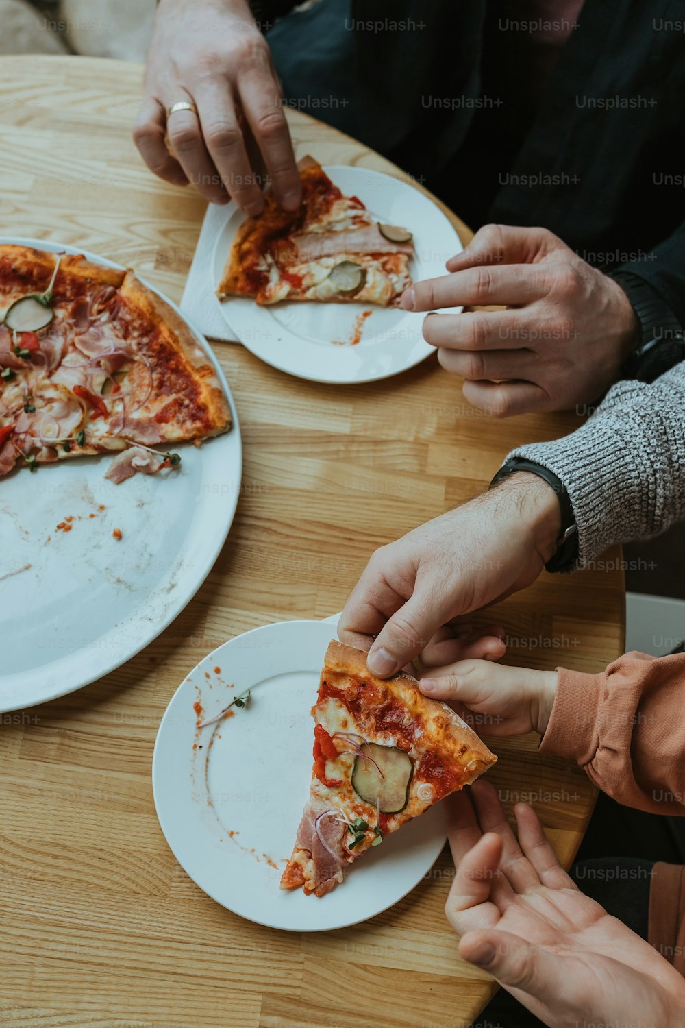 Un gruppo di persone che mangiano fette di pizza