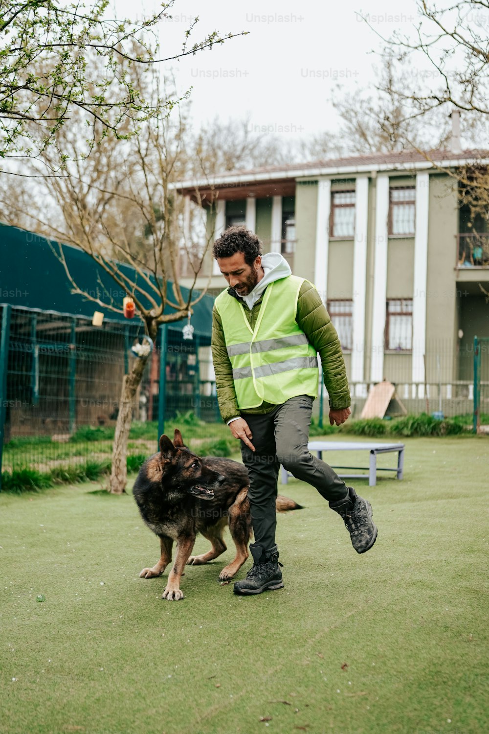 Un hombre paseando a un perro en un parque