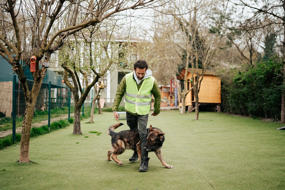 公園で2匹の犬を散歩させる男性