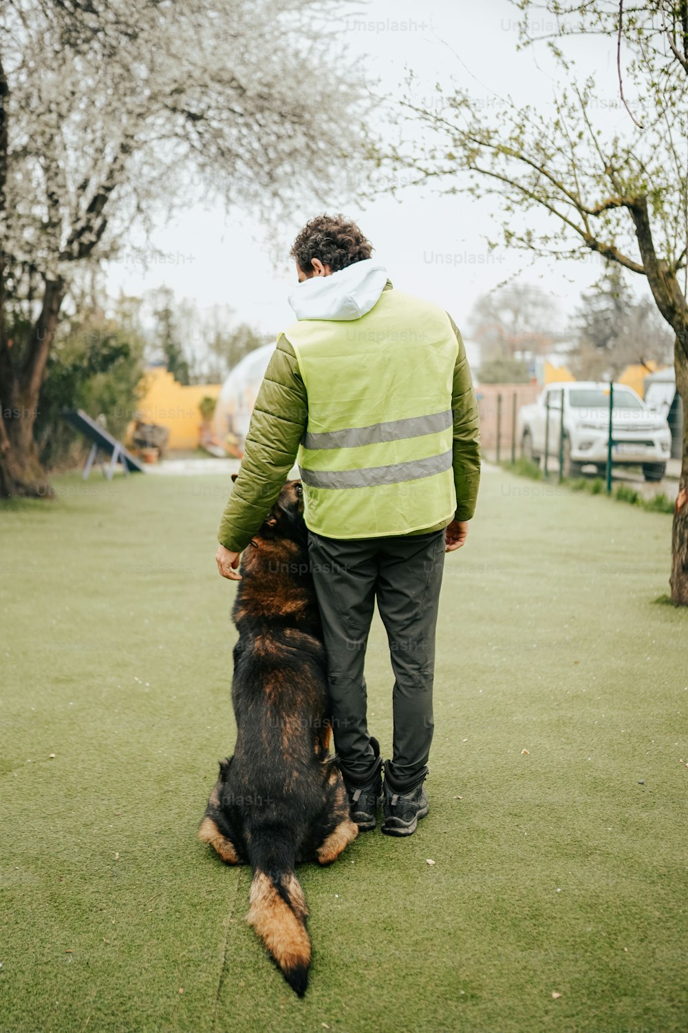 Un hombre caminando con un perro con correa