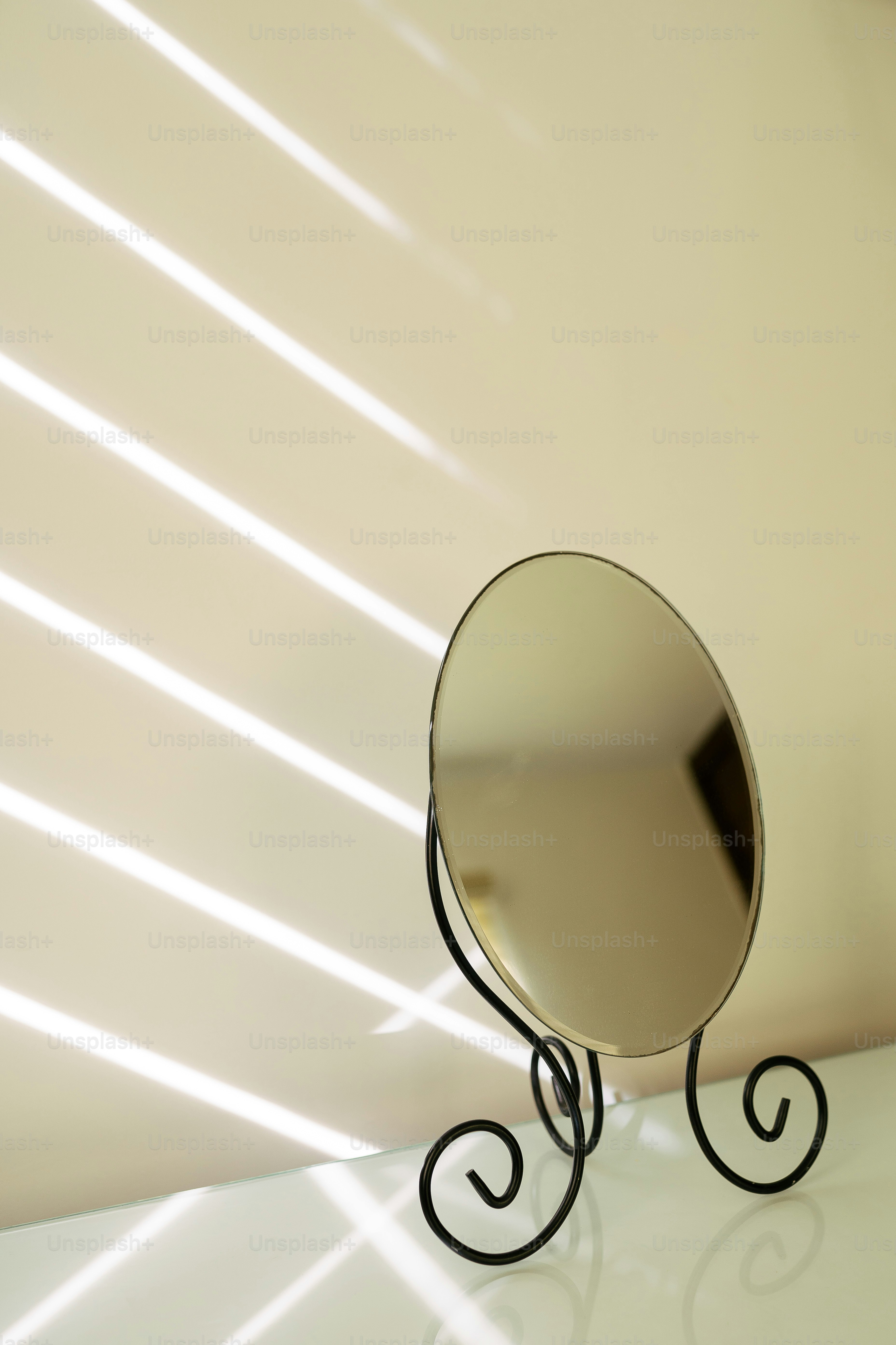 cermin yang duduk di atas meja di sebelah dinding