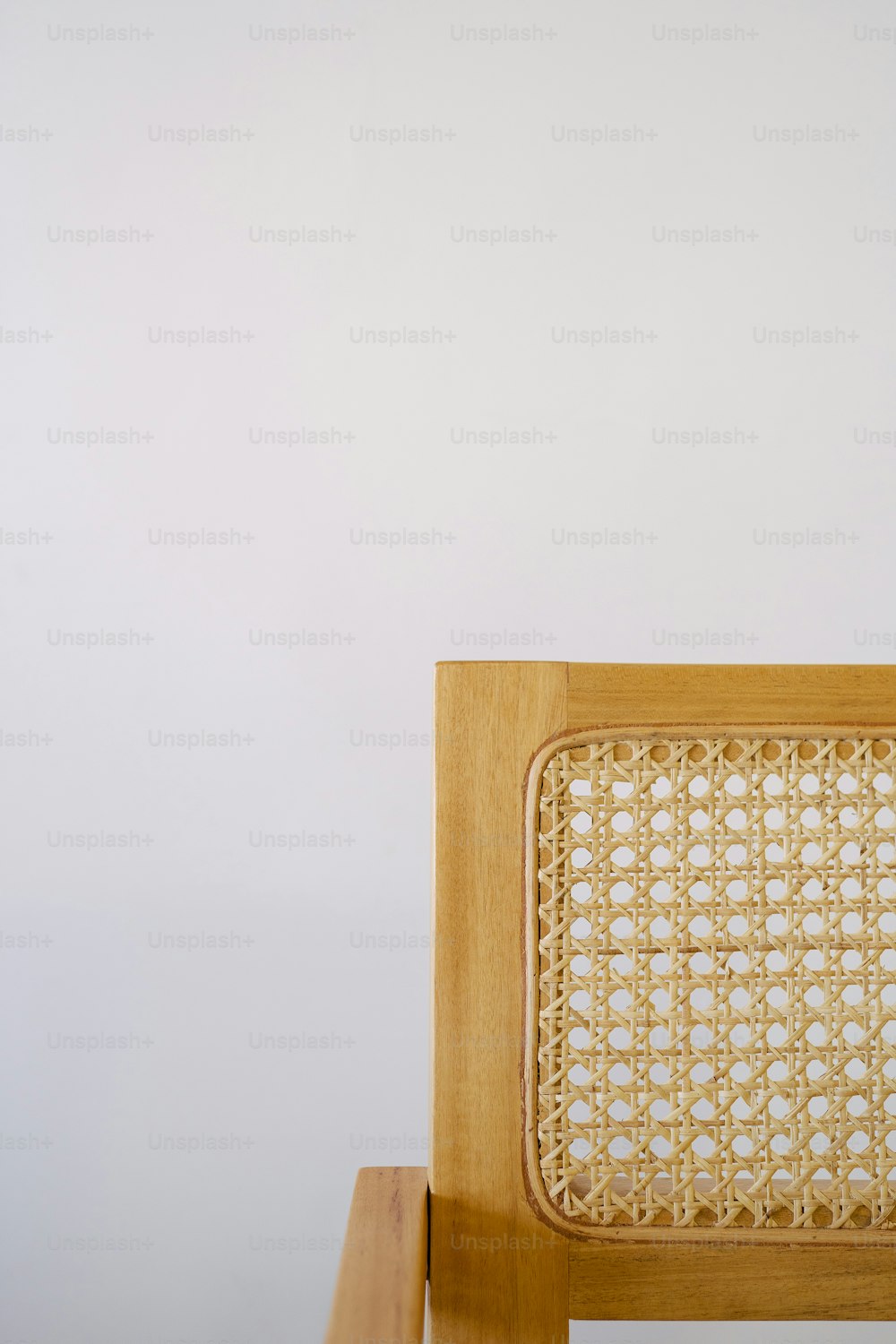 un gros plan d’une chaise en bois avec un siège tissé