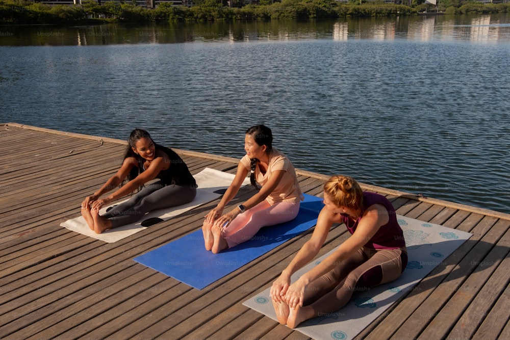 Eine Gruppe von Menschen, die auf Yogamatten sitzen