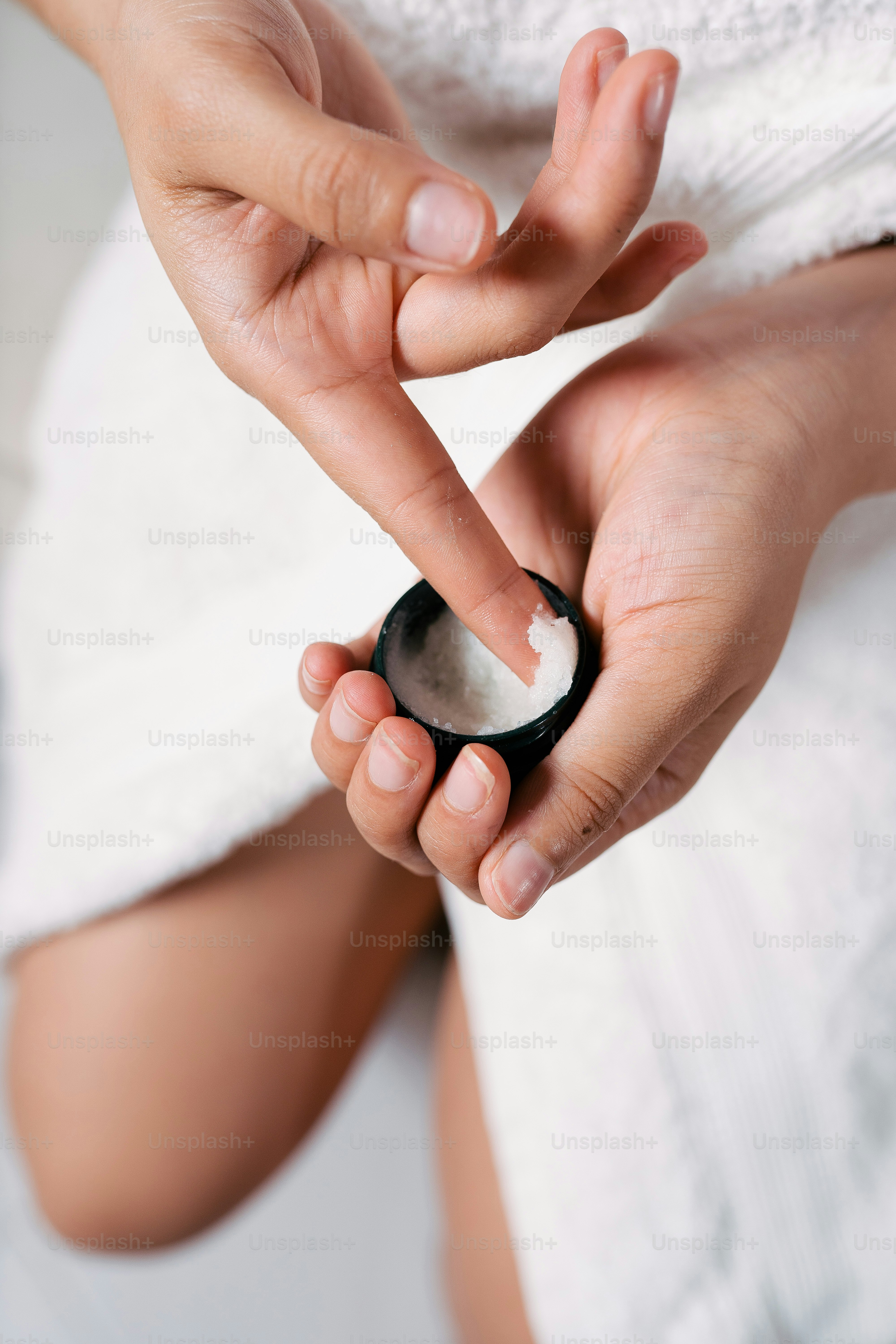 Eine Person hält etwas in ihren Händen