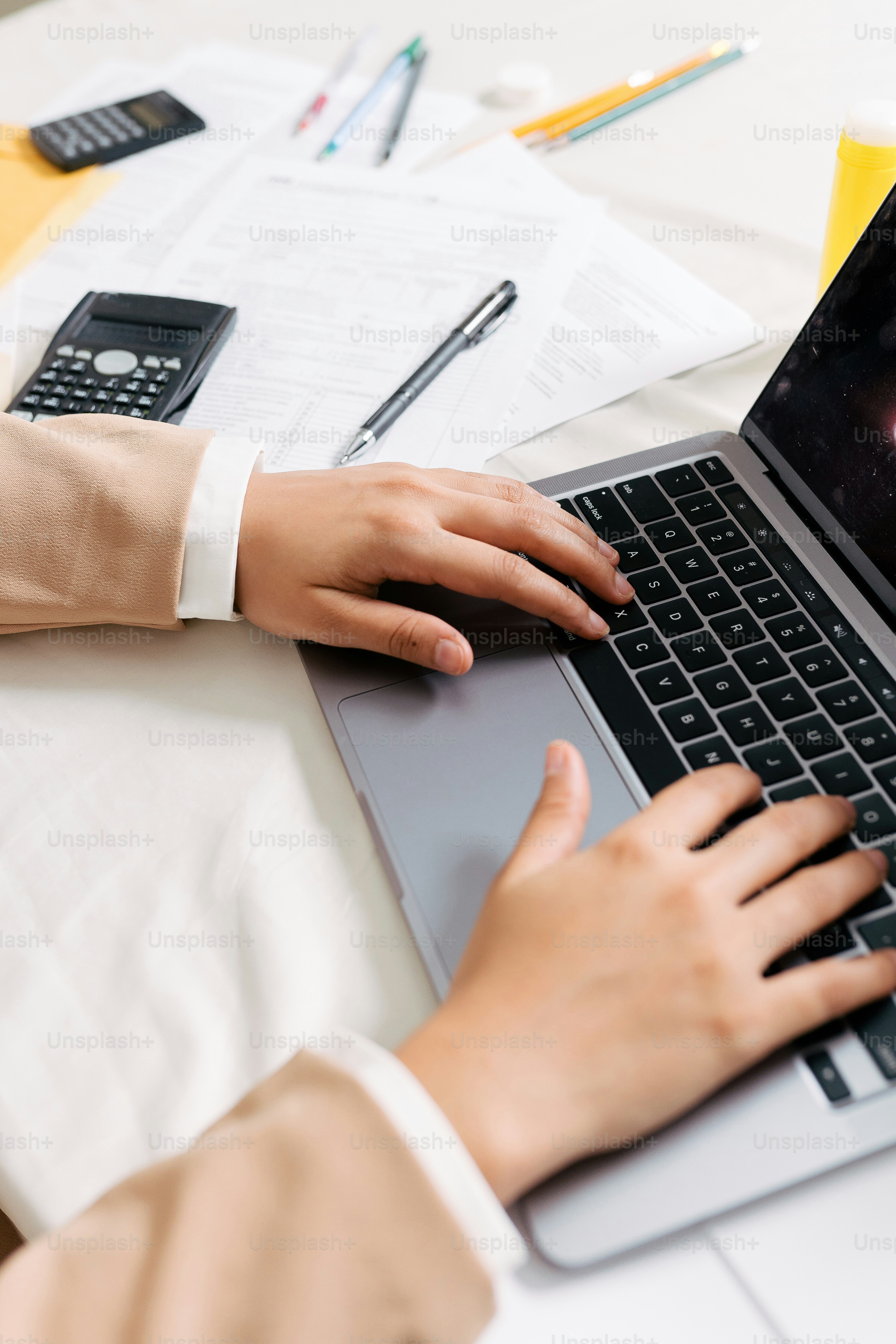 A person using a laptop computer on a desk photo – Tax Image on Unsplash