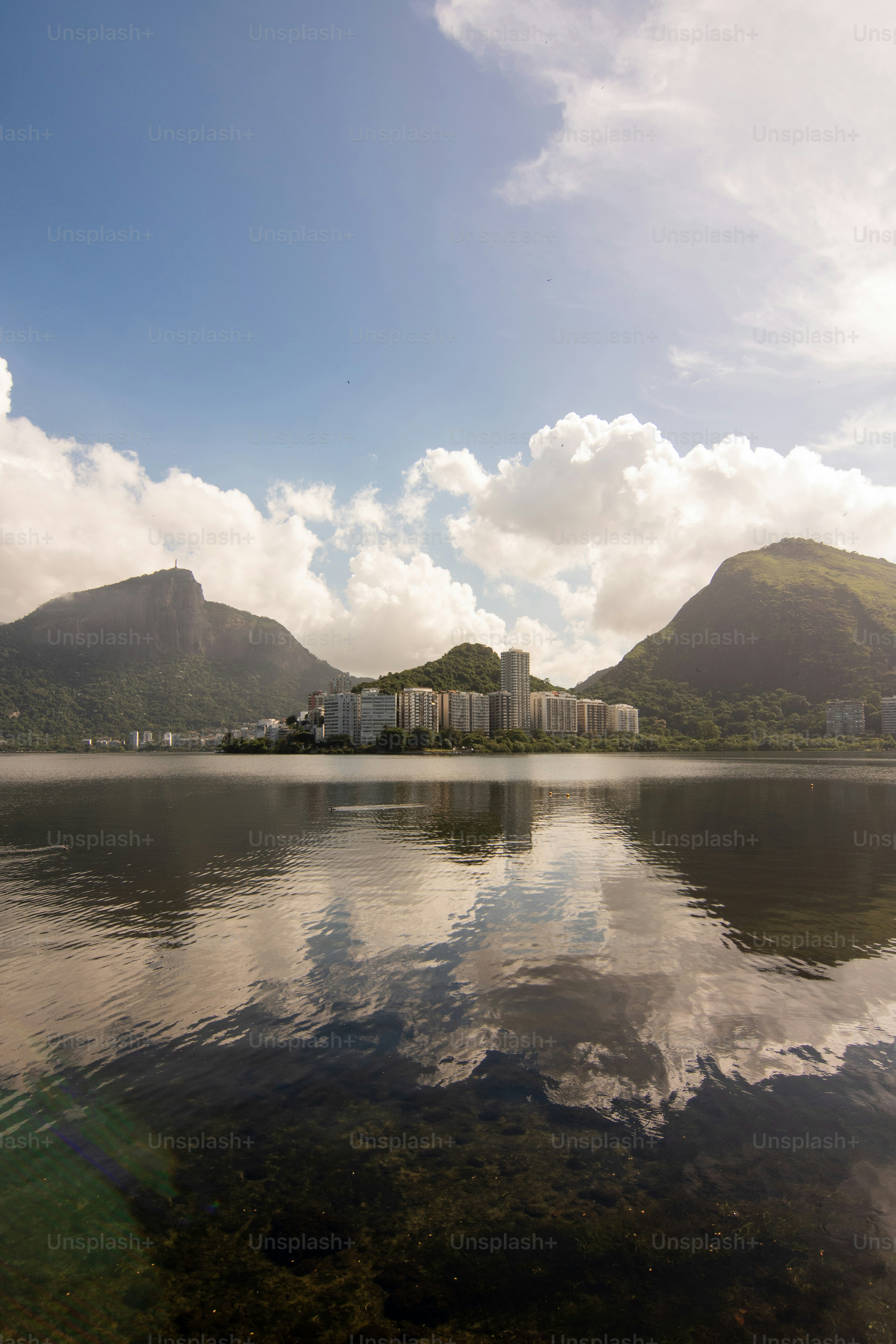 Uno specchio d'acqua con una montagna sullo sfondo