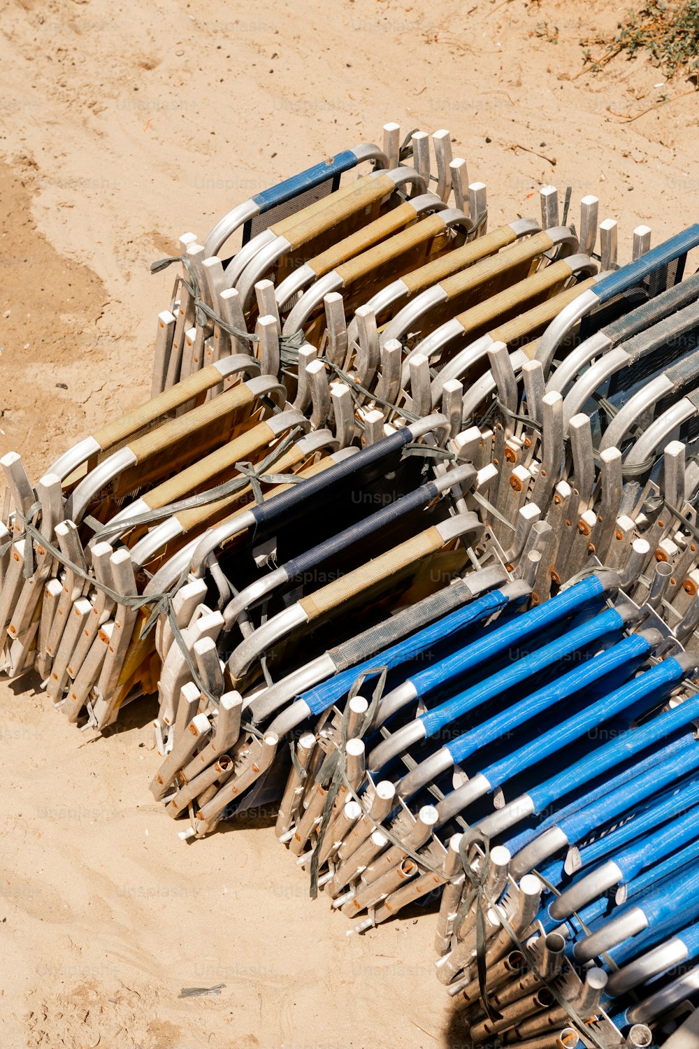 un tas de chaises assises dans le sable