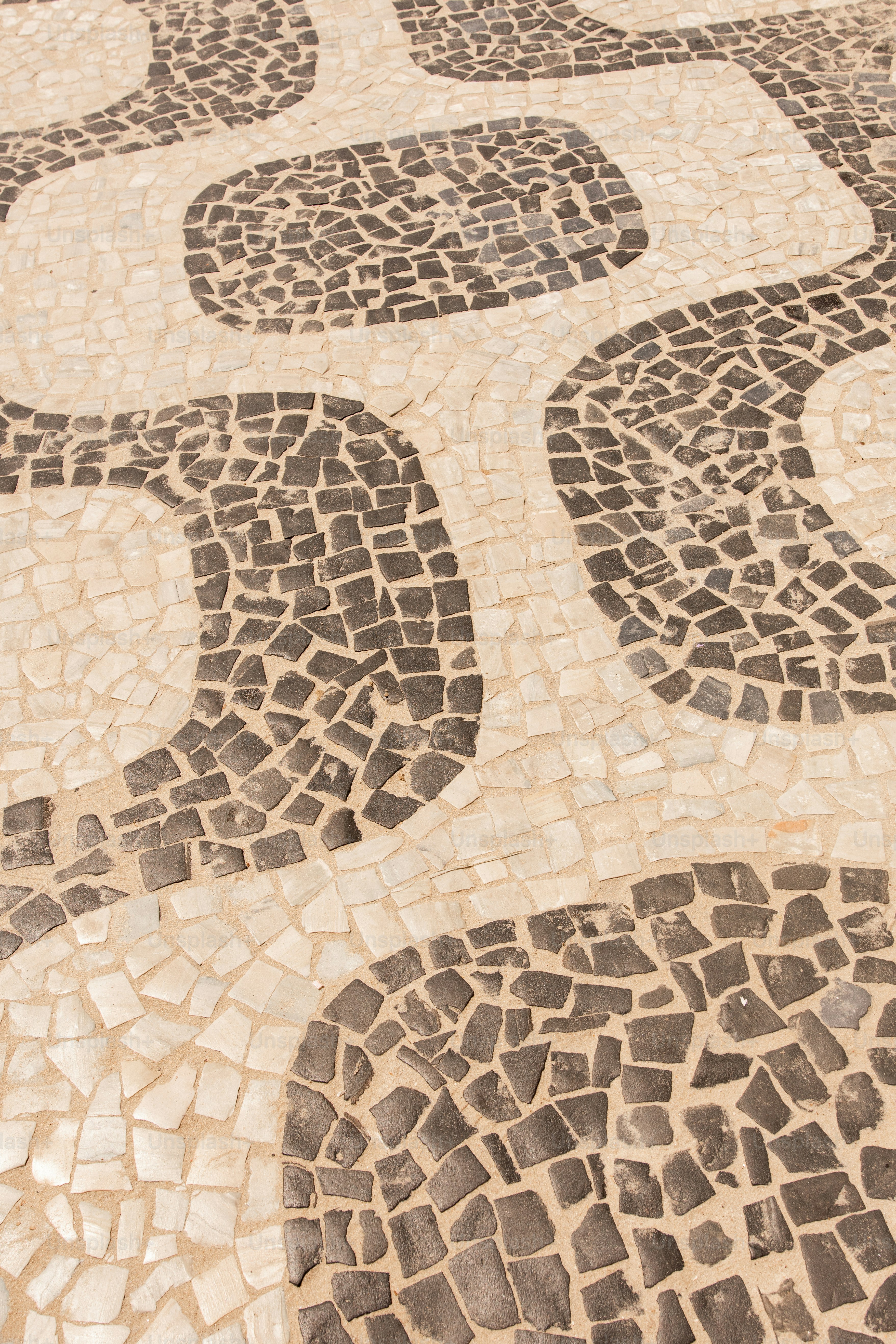 una panchina seduta in cima a una passerella di ciottoli