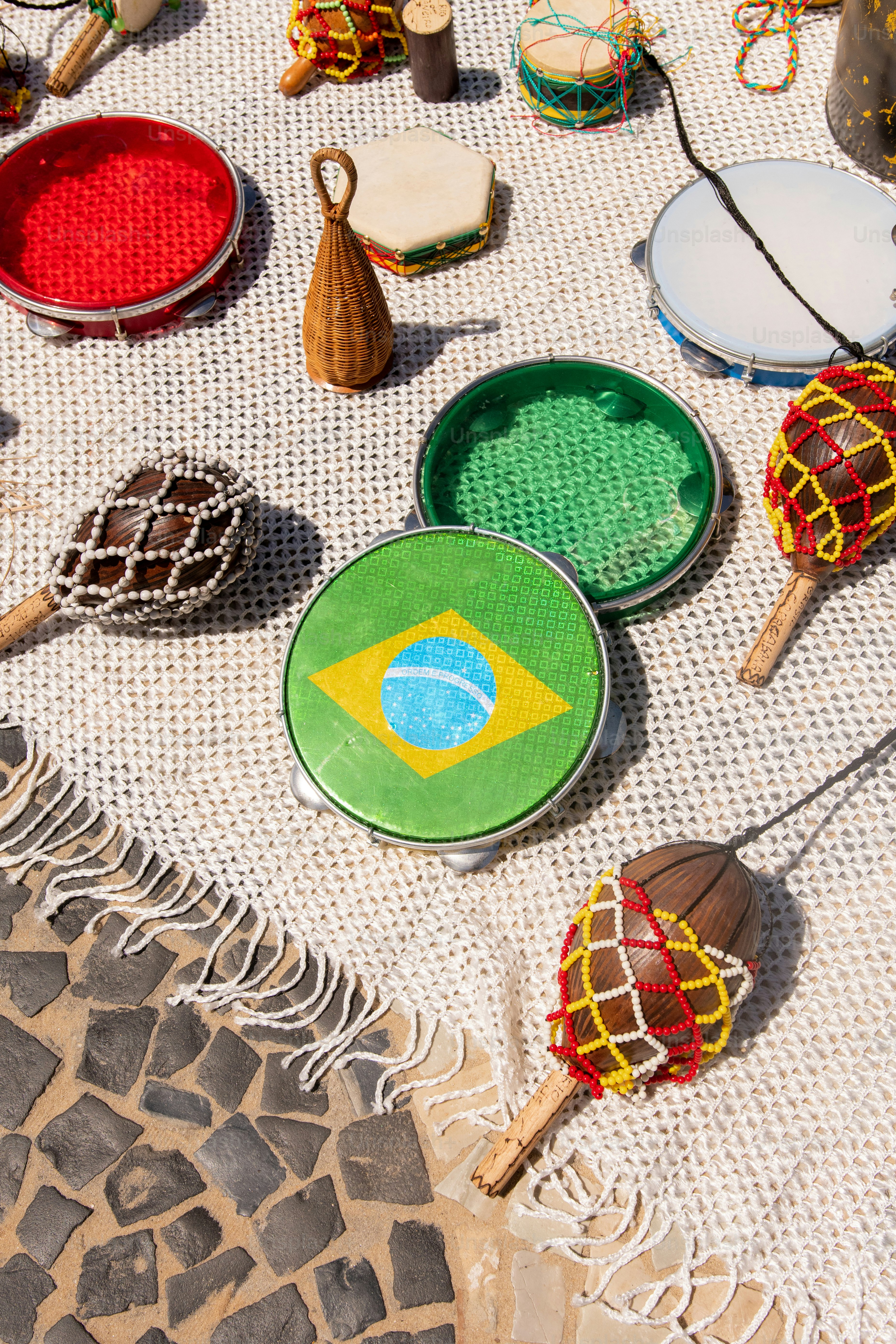 Un tavolo sormontato da un sacco di oggetti colorati