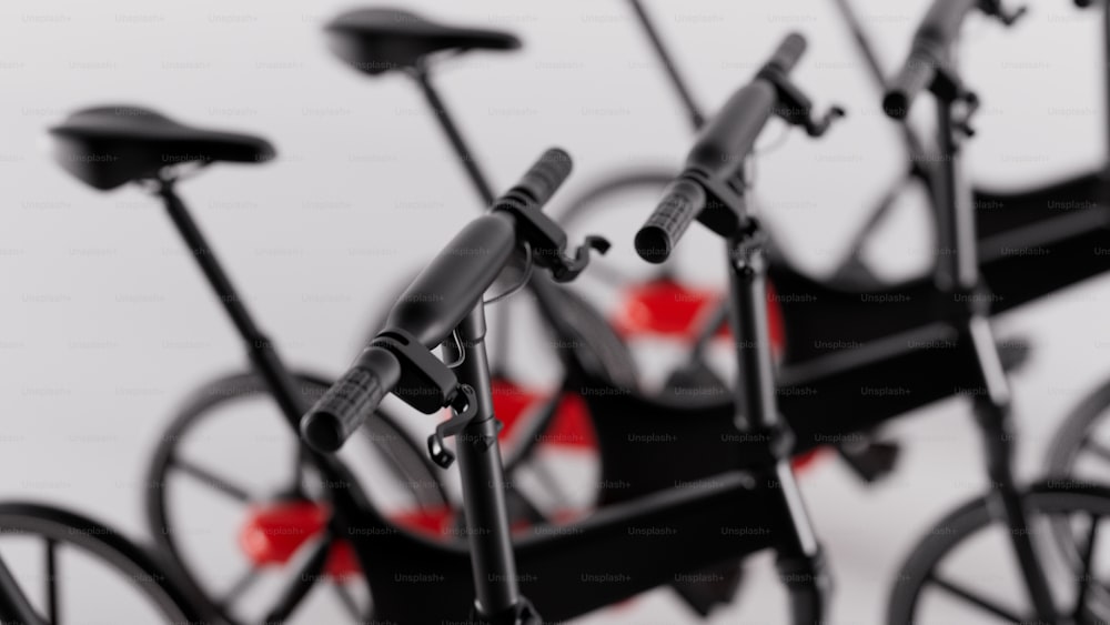 Una fila di biciclette nere e rosse su uno sfondo bianco