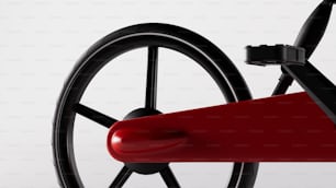 Un primer plano de una rueda de bicicleta con un asiento rojo