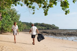 Ein Mann und eine Frau gehen einen Strand entlang