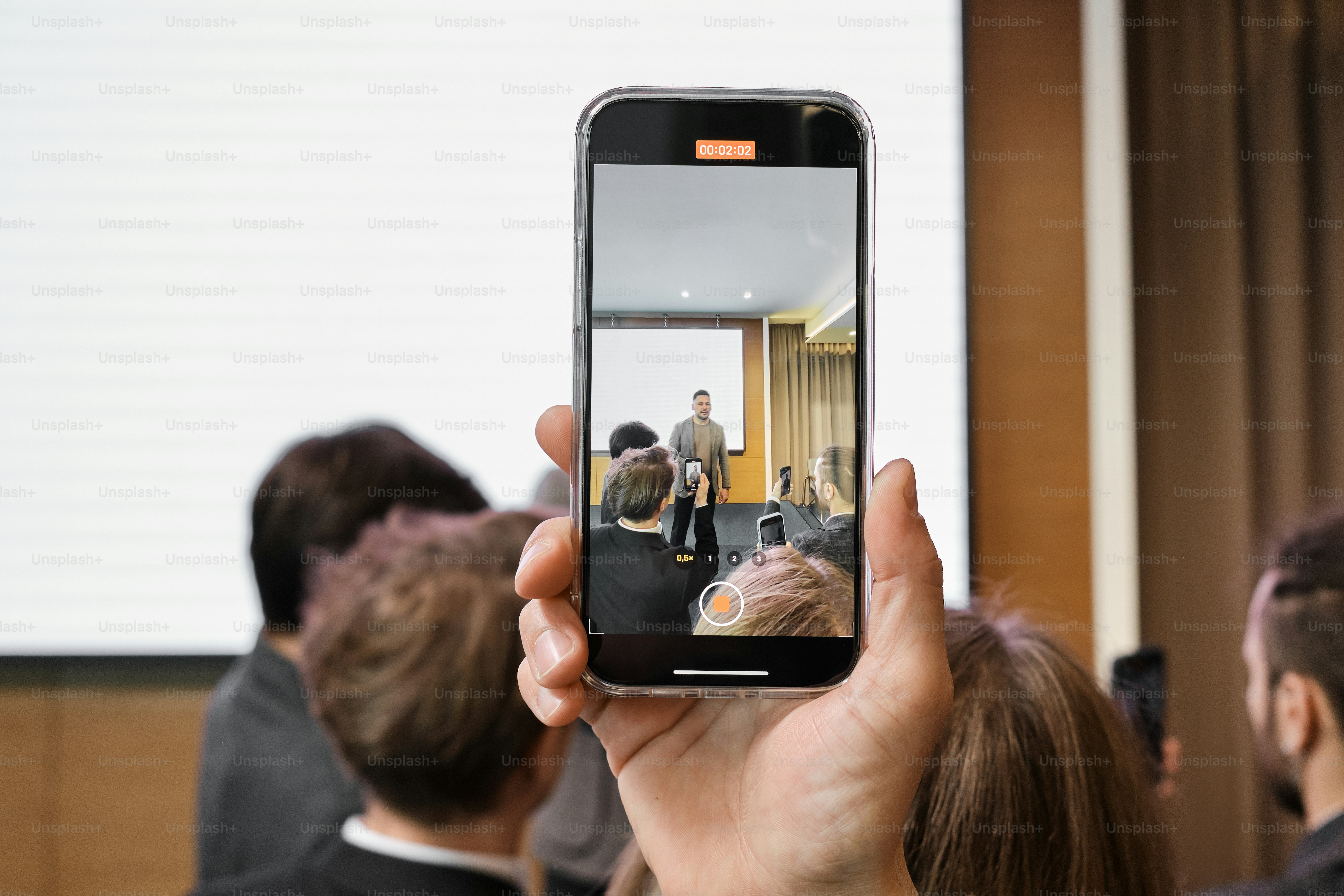 Une personne prenant une photo d’un groupe de personnes photo ...