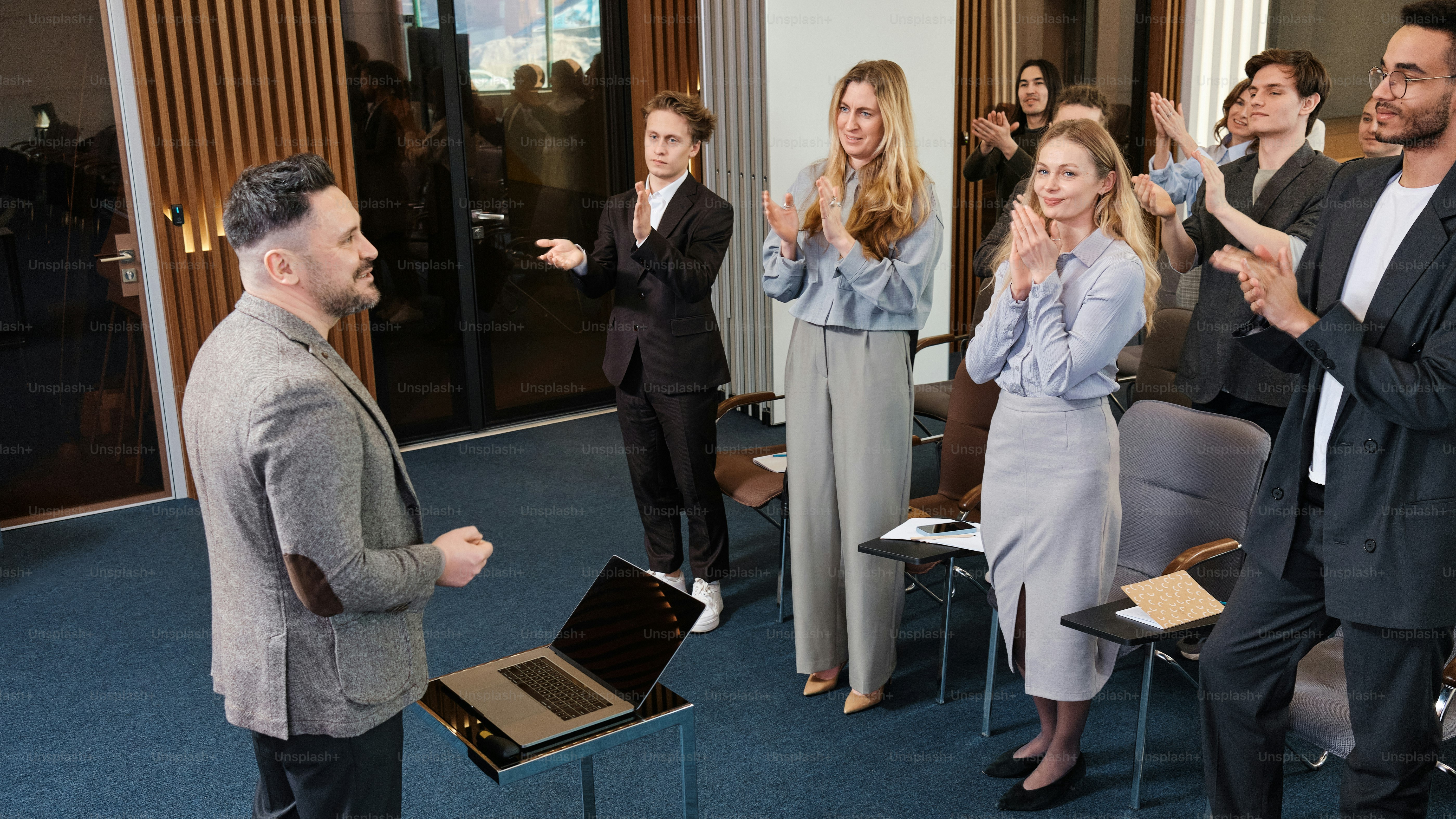 eine Gruppe von Menschen, die in einem Raum umeinander stehen