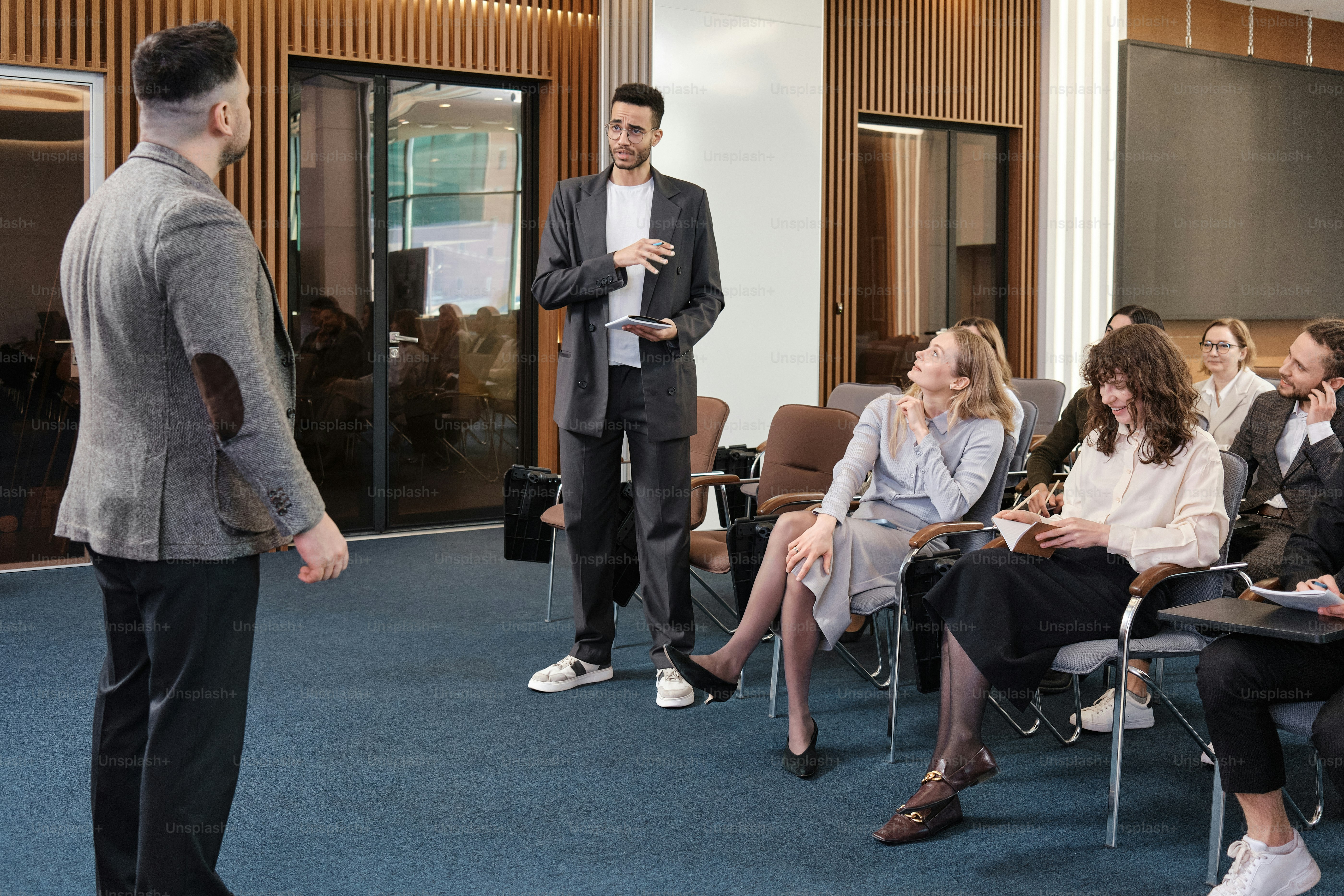 Ein Mann, der vor einer Gruppe von Menschen steht