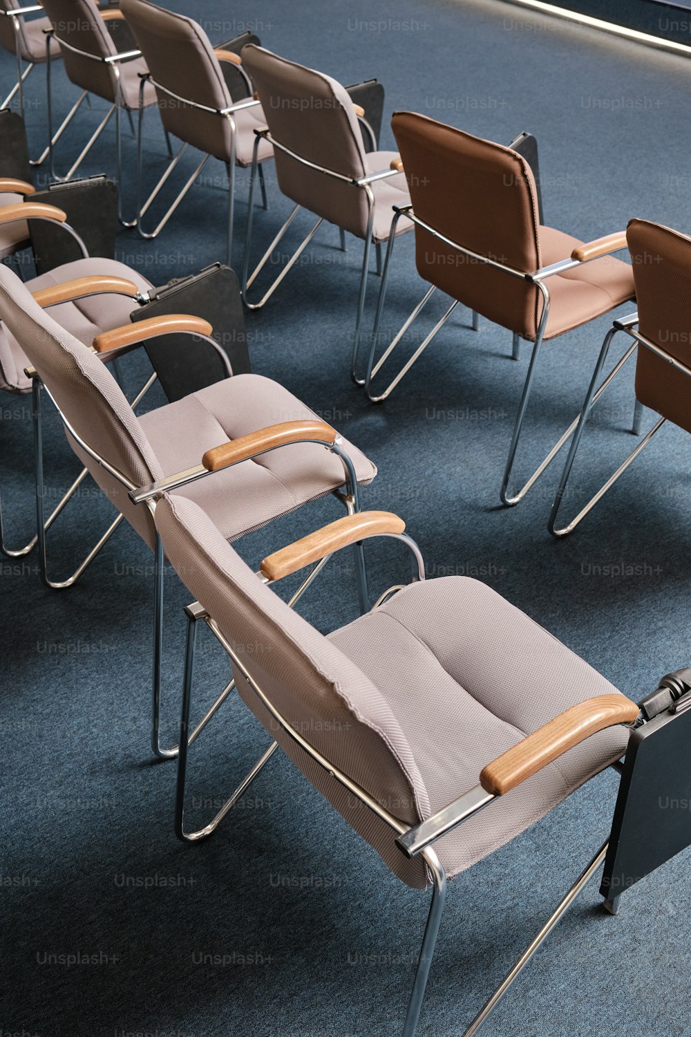 a row of chairs sitting on top of a blue carpet