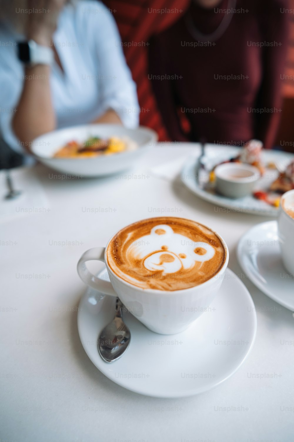uma xícara de cappuccino em uma mesa branca