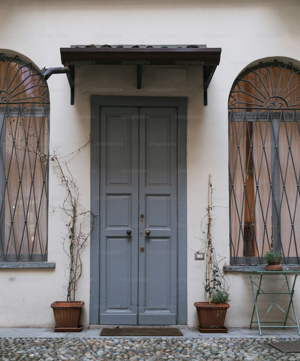 Eine blaue Tür und ein blaues Fenster auf einem weißen Gebäude