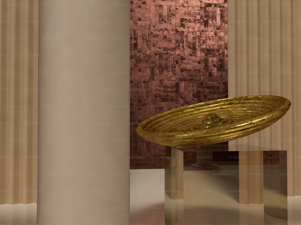 uma placa de ouro sentada em cima de uma mesa de vidro