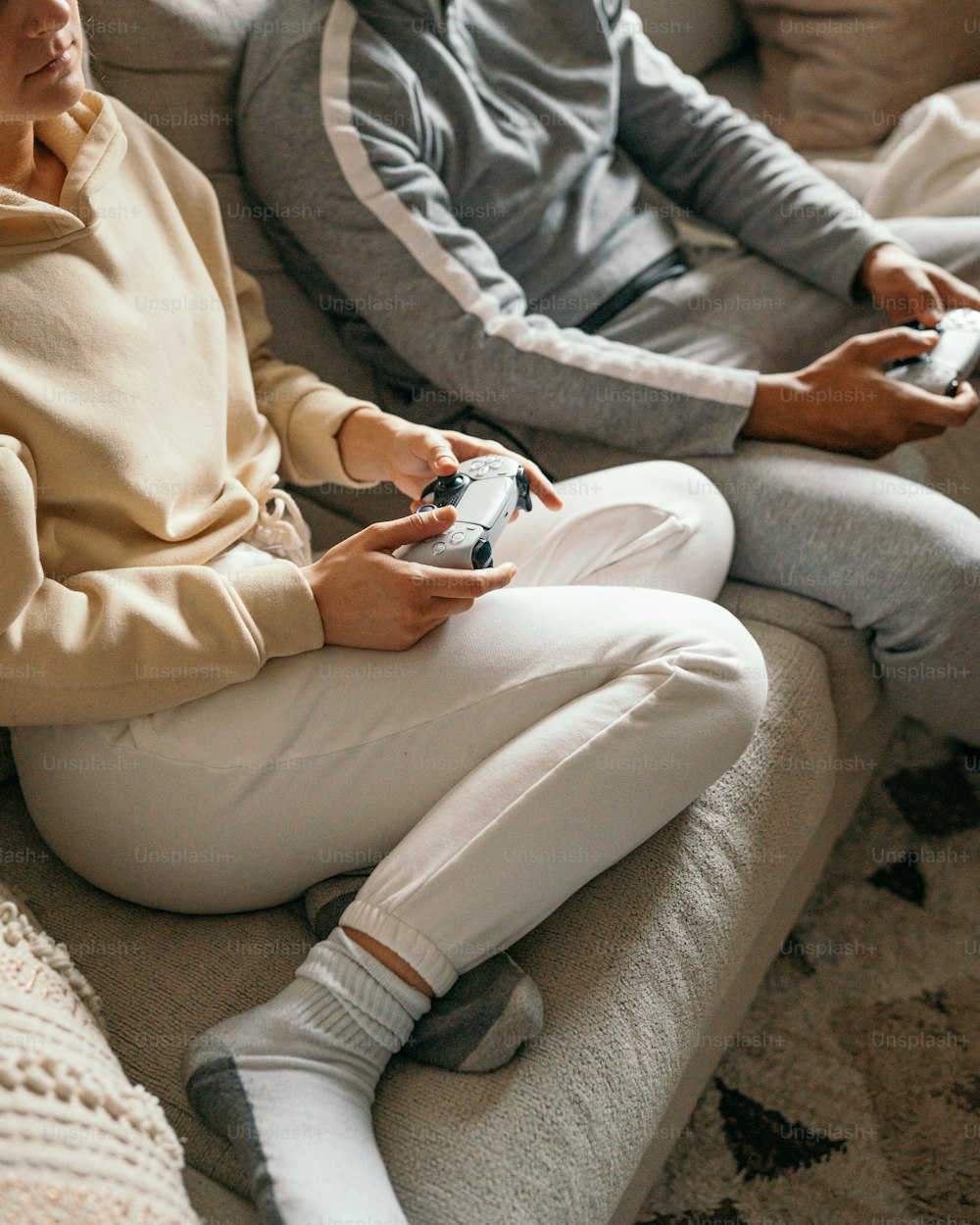 duas pessoas sentadas em um sofá jogando um videogame