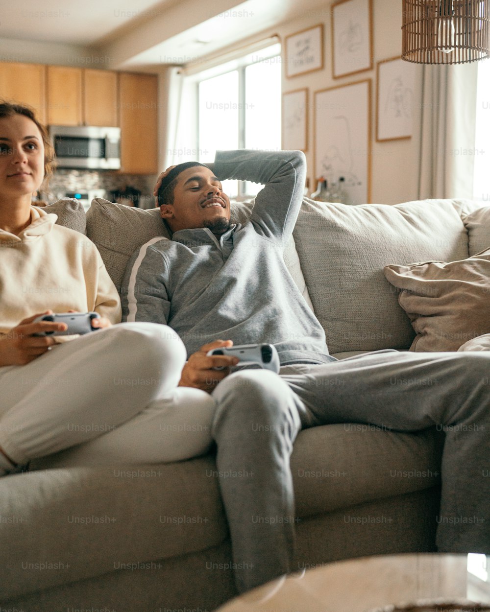Ein Mann und eine Frau sitzen auf einer Couch
