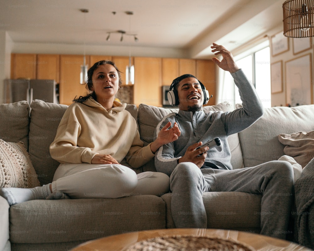 um homem e uma mulher sentados em um sofá