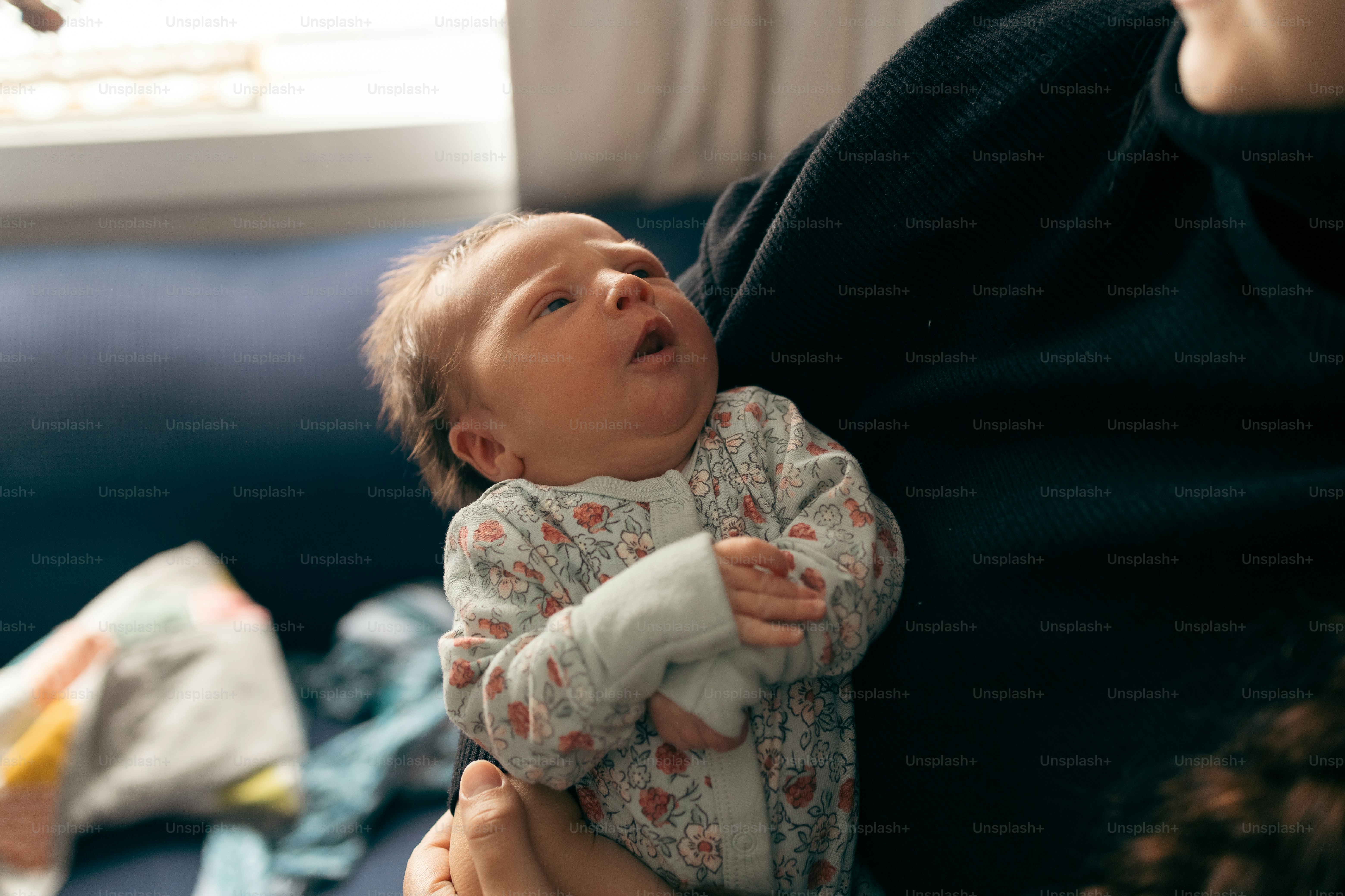 赤ん坊を腕に抱く女性