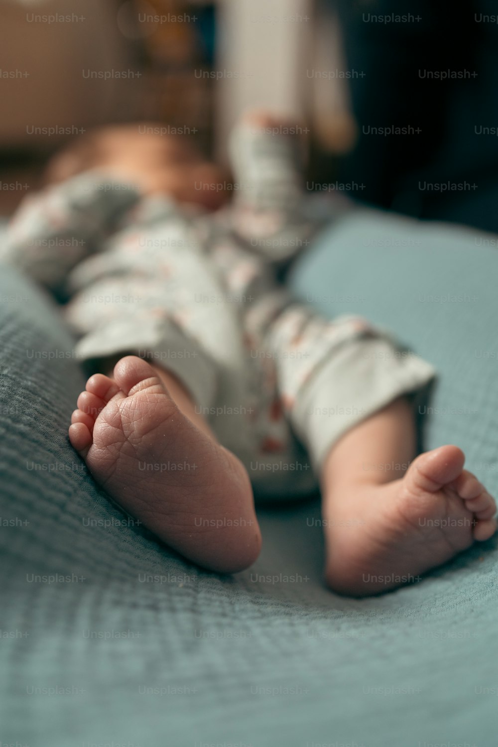 un bébé allongé sur une couverture bleue