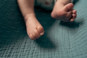 Un primo piano del piede di un bambino su una coperta