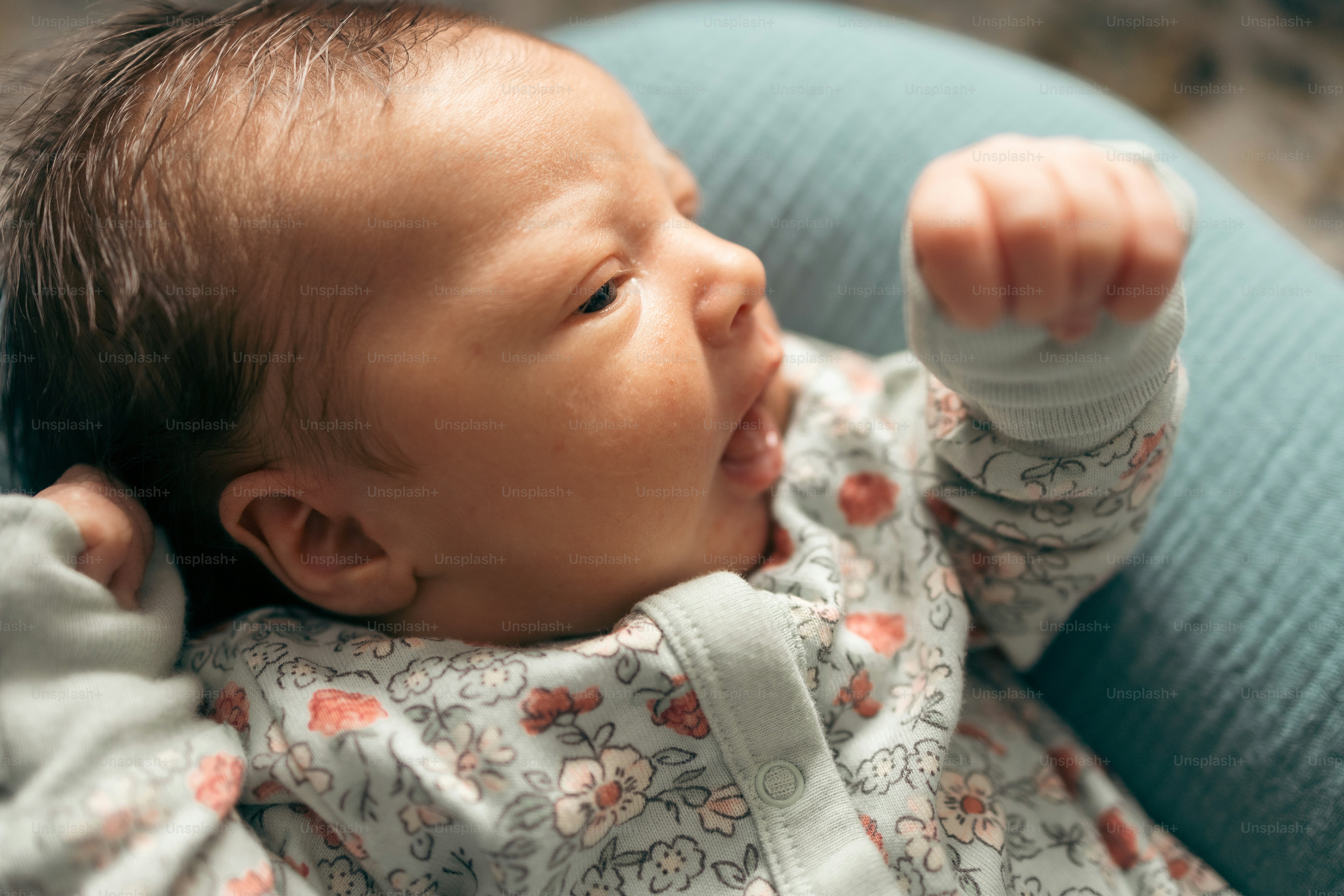 赤ちゃんが青い椅子に座っている