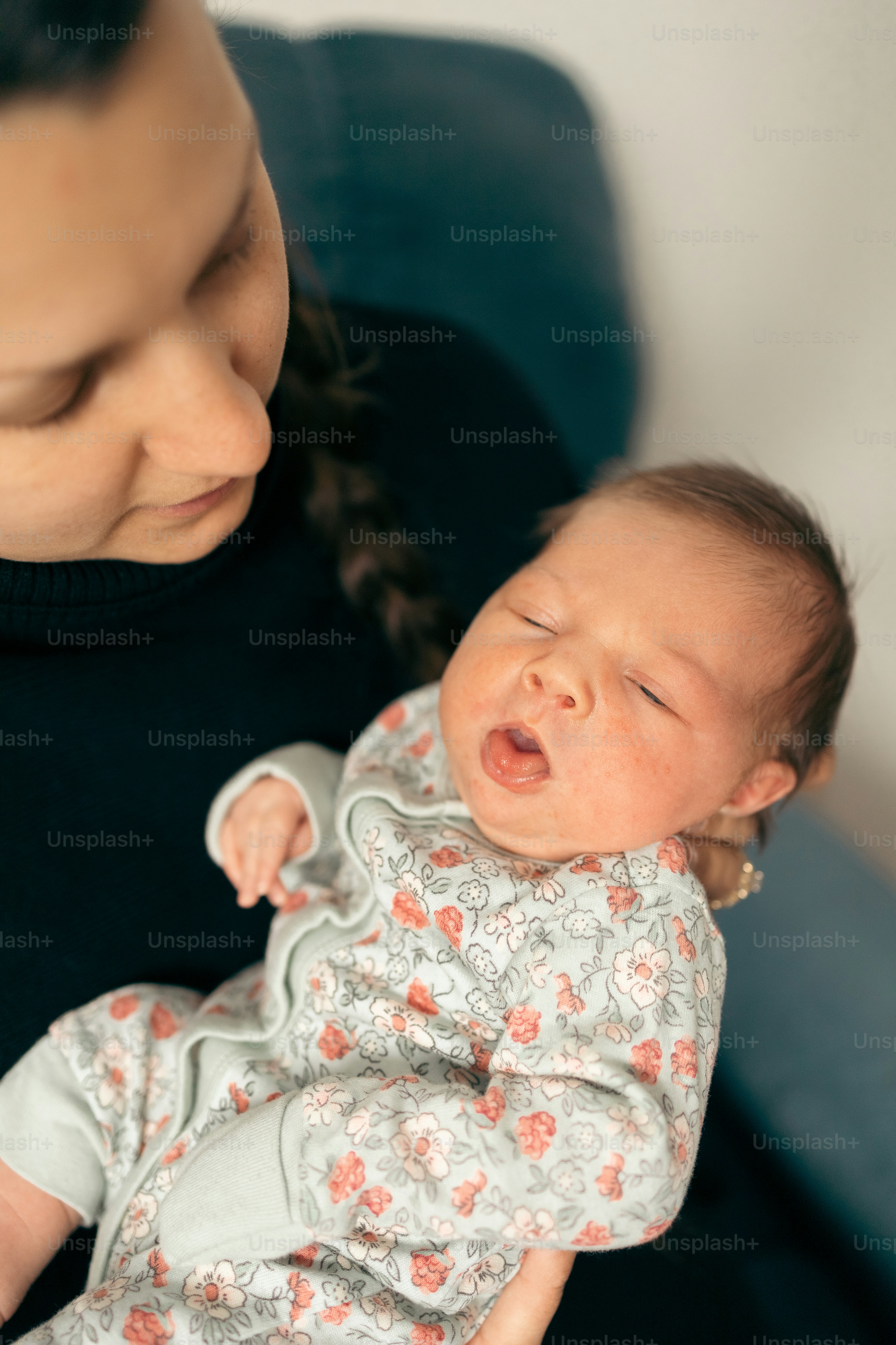 赤ん坊を腕に抱く女性