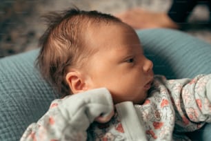 Un bambino è seduto su una sedia blu