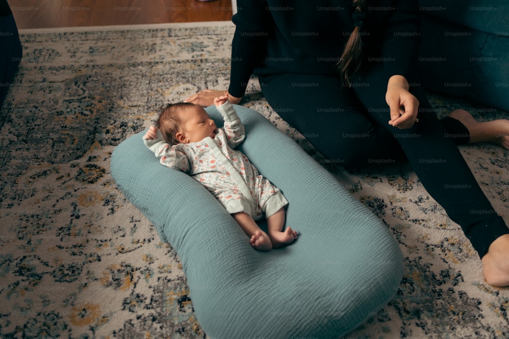 um bebê deitado em uma cadeira de saco de feijão azul