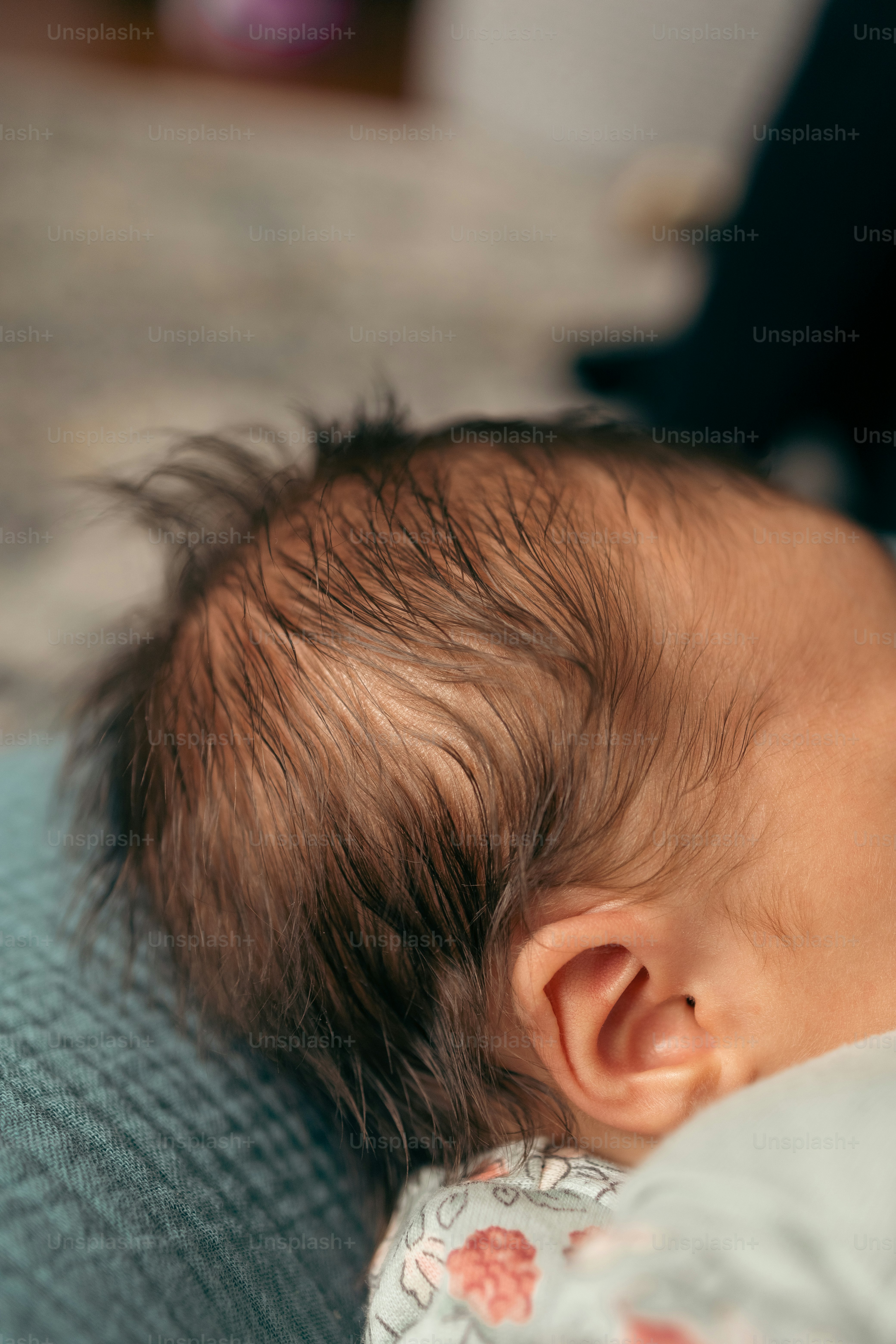 毛布の上に横たわる赤ちゃんの接写