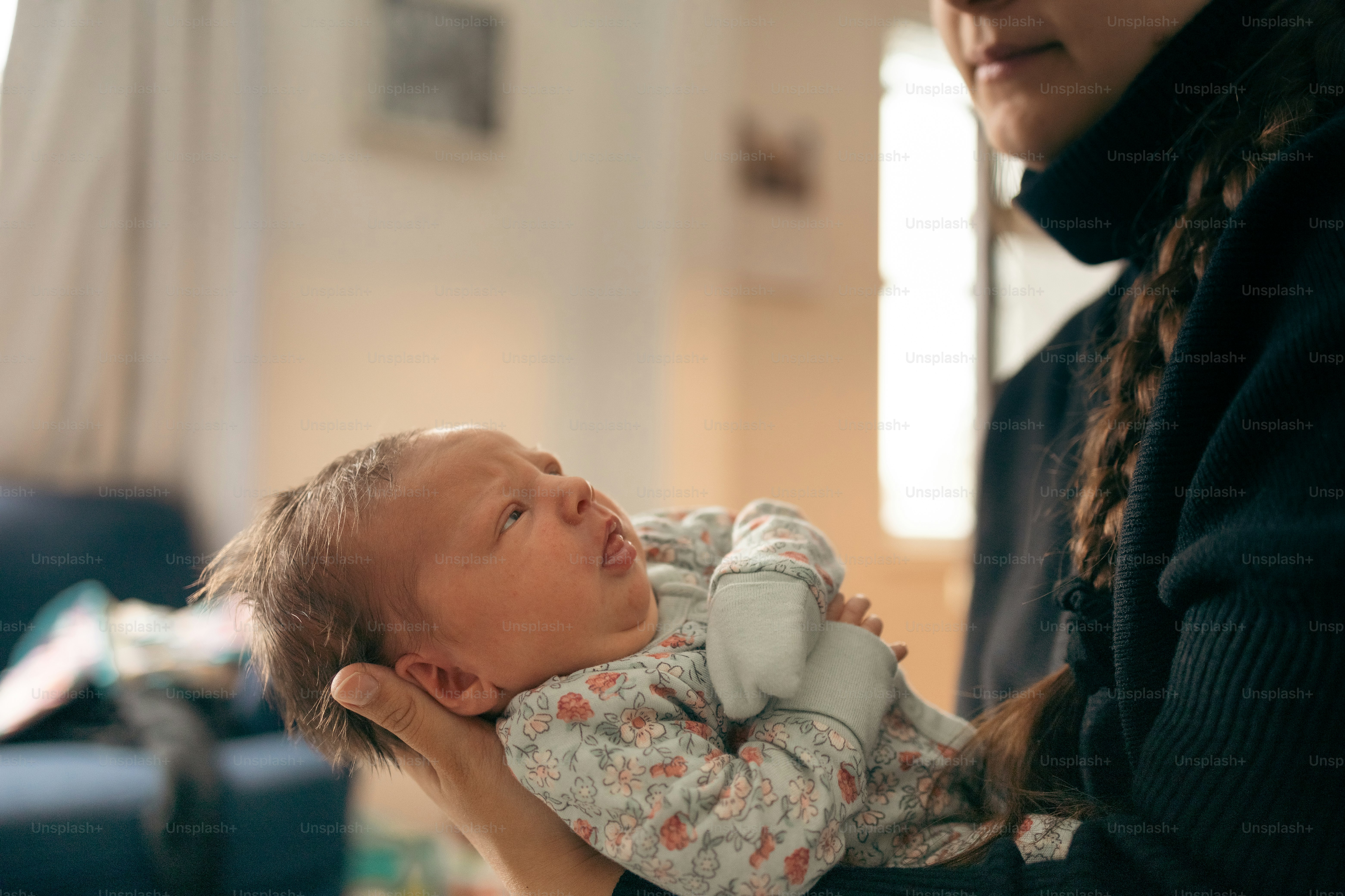 赤ん坊を腕に抱く女性