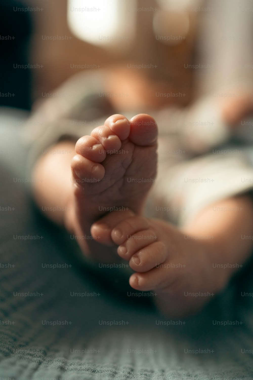 um close up do pé de um bebê em uma cama