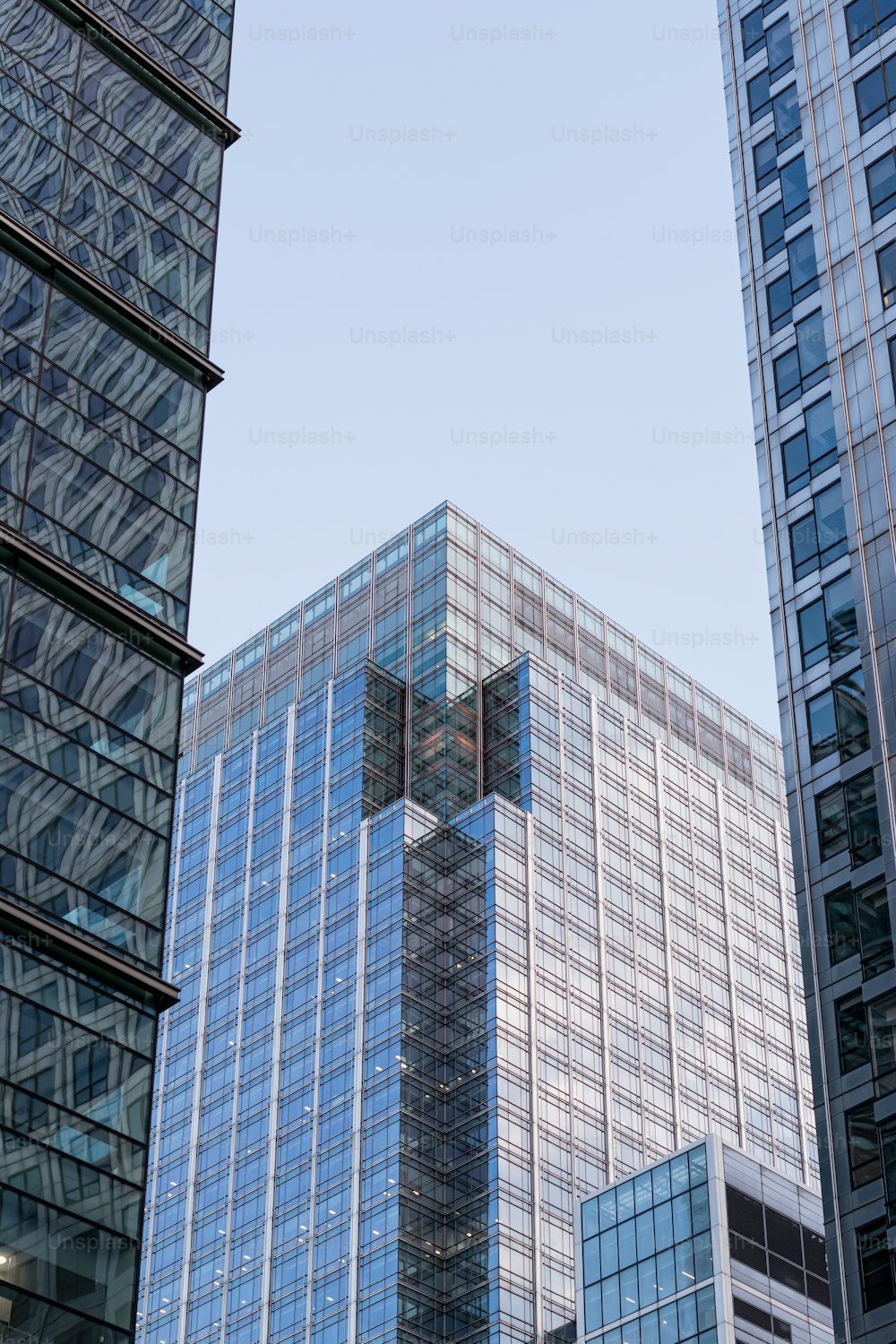 eine Gruppe von hohen Gebäuden nebeneinander