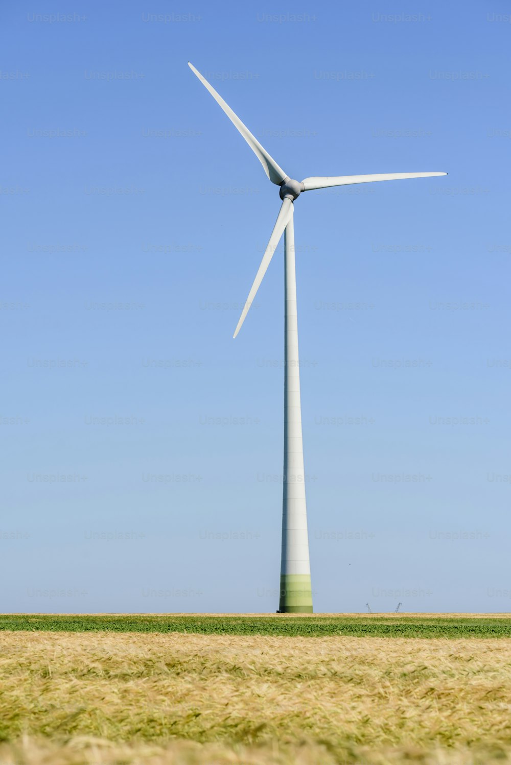 Eine Windkraftanlage mitten auf einem Feld