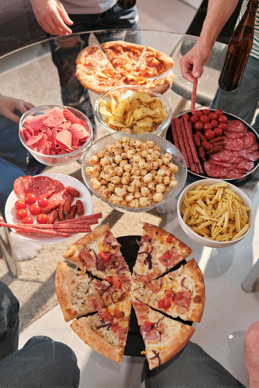 uma mesa coberta com muitos tipos diferentes de alimentos
