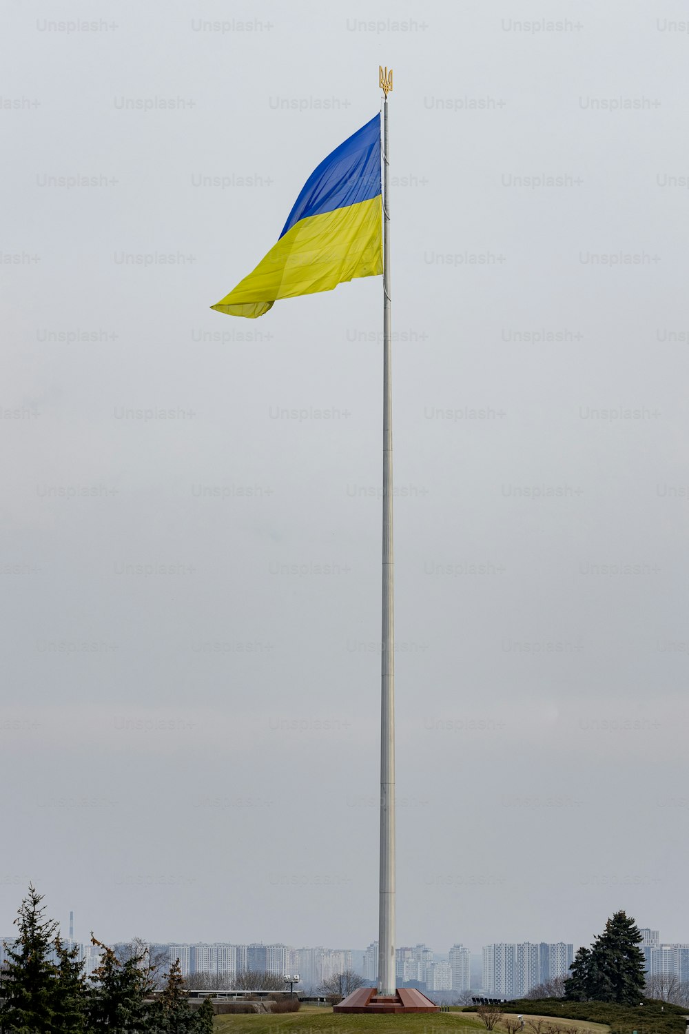 높은 기둥 위에 있는 파란색과 노란색 깃발