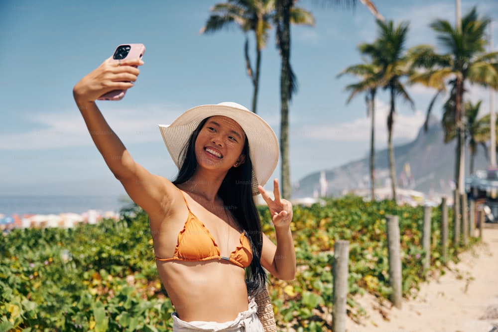 Una mujer en bikini tomándose una selfie