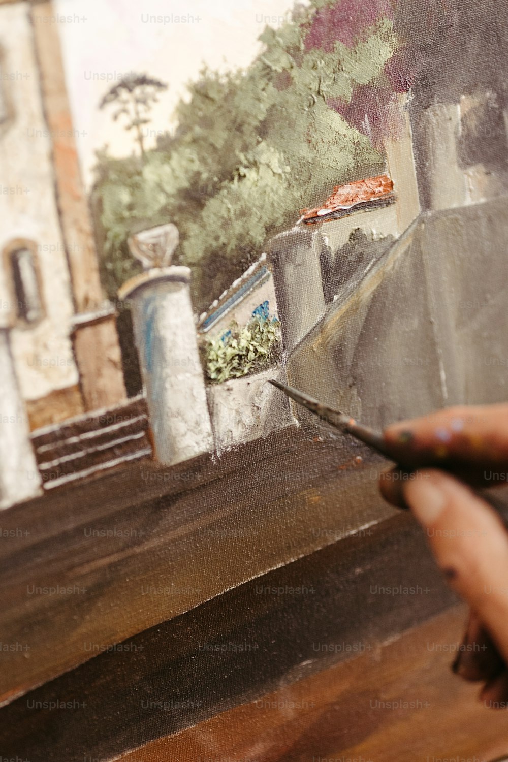 uma pintura de uma pessoa segurando um pincel
